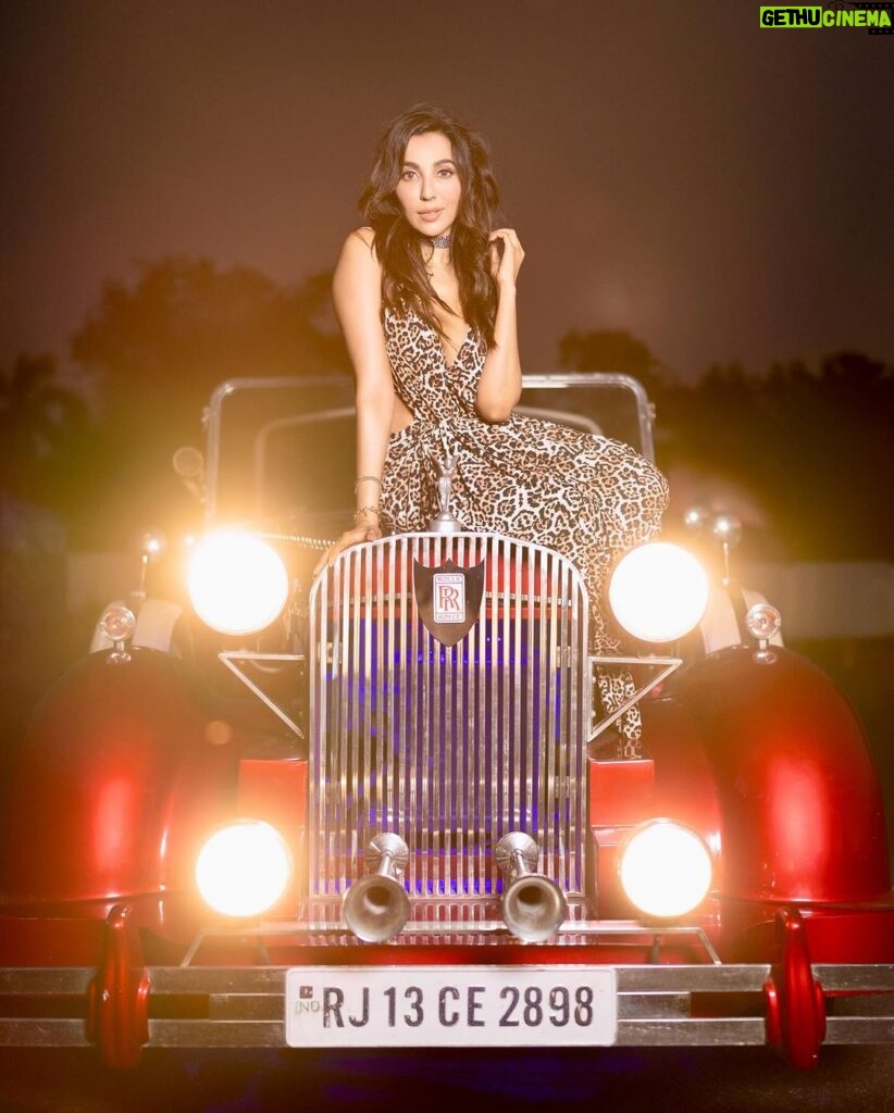 Parvatii Nair Instagram - Be you. Truly & unapologetically you! . . Photography : @pariaarclicks Car from : @StarYogesh7 Outfit by @chaitanyarao_official Videography : @sathish_photography49 MUA : @naaz_makeup_hair Shoot Conceptualised & Organised By : @pariaarclicks
