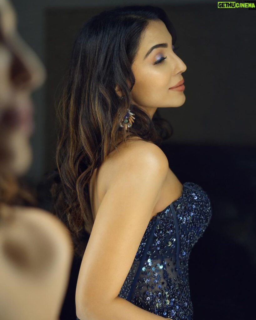 Parvatii Nair Instagram - Have a magical day ahead 🤍🖤 . . Styling, Makeup & Hair @soigne_official_ Shot by @dxgphotographer Wearing @majesticbyjapnah Earrings @rang_akankshanegi