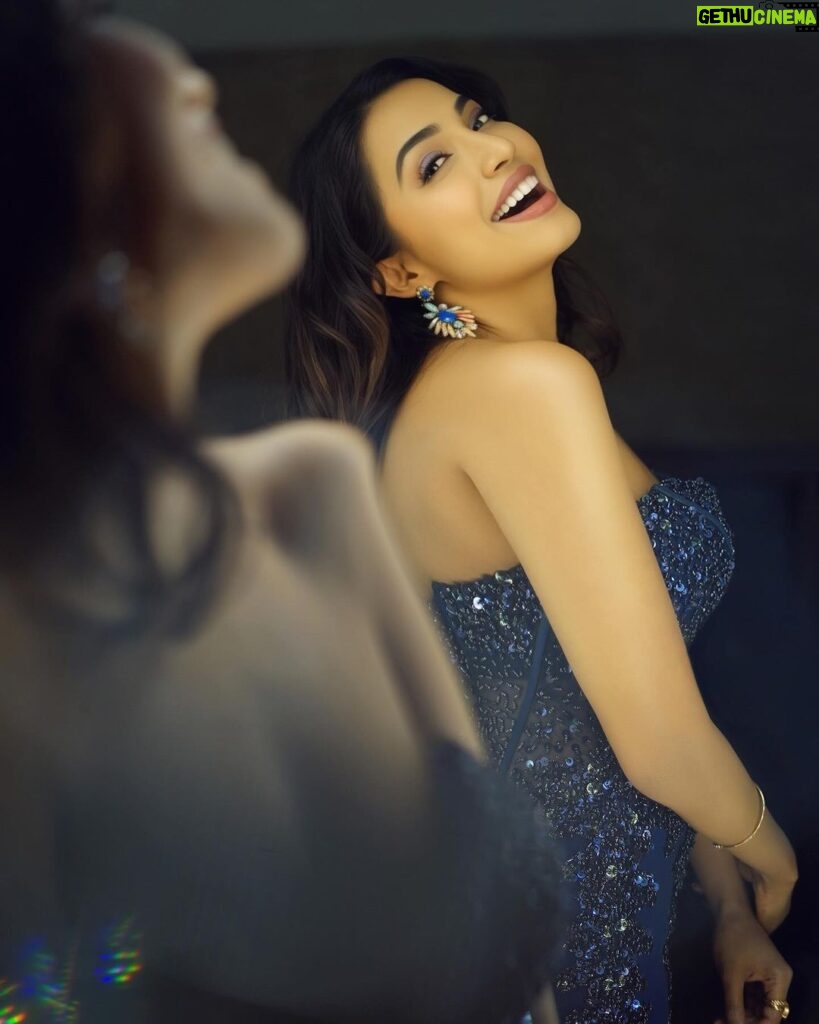 Parvatii Nair Instagram - I was just not able to pick my favourite!! Could ya help me out !❤🤗 . . Styling, Makeup & Hair @soigne_official_ Shot by @dxgphotographer Wearing @majesticbyjapnah Earrings @rang_akankshanegi