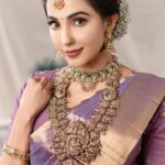 Parvatii Nair Instagram - Love the traditional 😍 what do u think! ❤️ . . Just a woman with her beautiful her All ! @paro_nair ❤️ Makeup @keerthiz_makeover Saree drape @sareedrapistchennai Hairdo style_with_anbu Jewel @vivahbridalcollections Saree @sundari_silks Styling @hannah.glory Blouse @niga_designers Photography @weddinghouseofaa