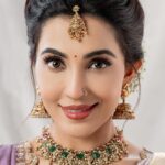 Parvatii Nair Instagram - Love the traditional 😍 what do u think! ❤️ . . Just a woman with her beautiful her All ! @paro_nair ❤️ Makeup @keerthiz_makeover Saree drape @sareedrapistchennai Hairdo style_with_anbu Jewel @vivahbridalcollections Saree @sundari_silks Styling @hannah.glory Blouse @niga_designers Photography @weddinghouseofaa