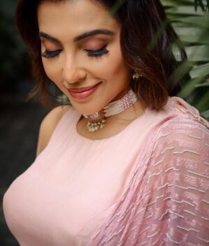 Parvatii Nair Instagram - Love love pink 😍

.

.
Styling @soigne_official_ 
Shot by @sathyaphotography3 
Wearing @samohindia 
Makeup @loki_makeupartist 
Jewelry @fineshinejewels 
Hair @sreem_makeover