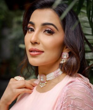 Parvatii Nair Instagram - Love love pink 😍

.

.
Styling @soigne_official_ 
Shot by @sathyaphotography3 
Wearing @samohindia 
Makeup @loki_makeupartist 
Jewelry @fineshinejewels 
Hair @sreem_makeover