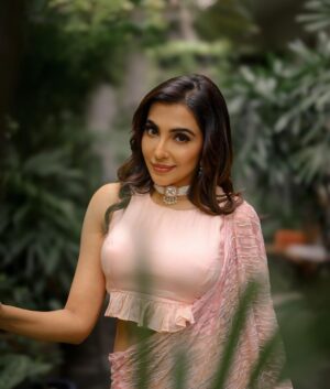 Parvatii Nair Instagram - Love love pink 😍

.

.
Styling @soigne_official_ 
Shot by @sathyaphotography3 
Wearing @samohindia 
Makeup @loki_makeupartist 
Jewelry @fineshinejewels 
Hair @sreem_makeover