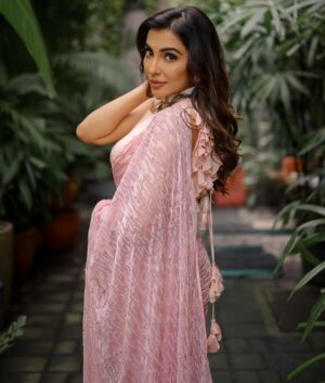 Parvatii Nair Instagram - Love love pink 😍

.

.
Styling @soigne_official_ 
Shot by @sathyaphotography3 
Wearing @samohindia 
Makeup @loki_makeupartist 
Jewelry @fineshinejewels 
Hair @sreem_makeover