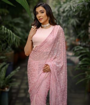Parvatii Nair Instagram - Love love pink 😍

.

.
Styling @soigne_official_ 
Shot by @sathyaphotography3 
Wearing @samohindia 
Makeup @loki_makeupartist 
Jewelry @fineshinejewels 
Hair @sreem_makeover