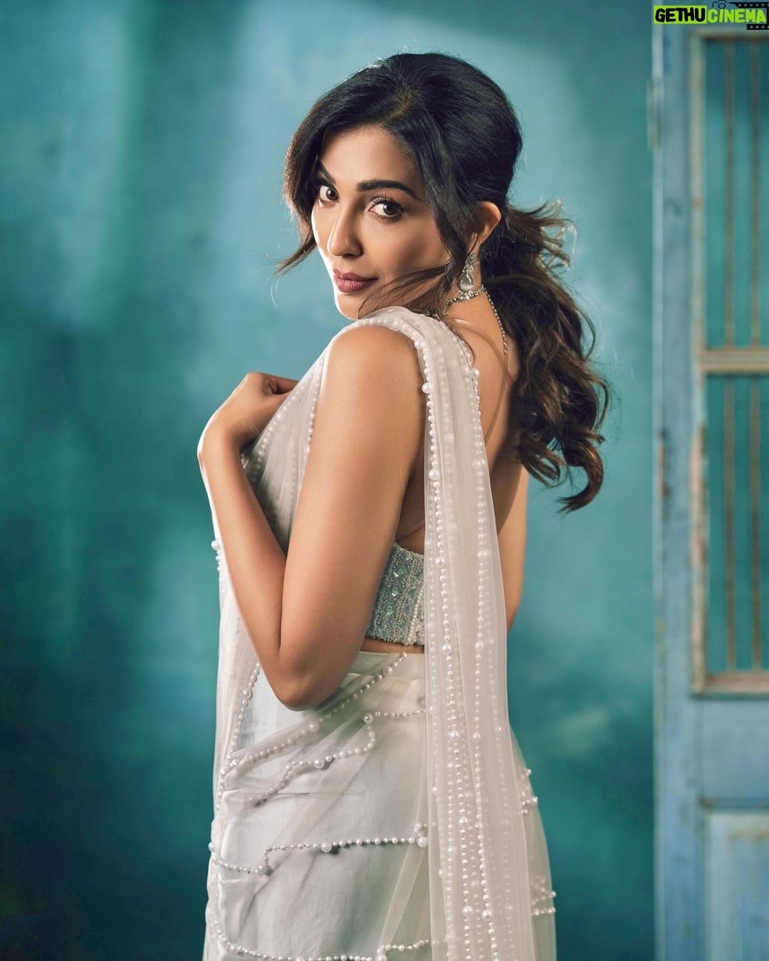 Parvatii Nair Instagram - Beauty lies in the eyes of the beholder they say. But have you seen this WOMAN? ❤️❤️ @paro_nair looking like an absolute angel 🫶🏼 Styling @soigne_official_ Photography @sudhakar.bichali Makeup @bhaminihairandmakeup Hair @mahi_hairstyliz Wearing @_anjali_jha_____ Jewelry @fineshinejewels #styling #fashionstylist #celebritystyle #indianwear #designersaree #glam #beautifulactress #parvatinair #kollywood #tamilcinema #goat #fashionmodel #photoshoot #fashionphotography #grey Chennai, India