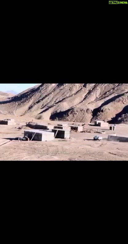 Parviz Parastouei Instagram - . اینجا روستایی در اطراف نهبندان در استان خراسان جنوبی است. با مردمانی بشدت قانع و محروم … هموطنانی فراموش شده … حدود چهارسال است که در این روستا و چند روستای اطراف آن در کنار این هموطنان عزیز حضور داریم … برایشان نخ گبه بافی و قالیچه بافی میاوریم و گبه و قالیچه بافته شده شان را فراتر از حساب و کتاب متعارف بر میداریم. در کنار اشتغال بانوان، کمکهای مردم نیکوکار را هم به آنها میرسانیم … حساب بانک ملت موسسه خادمین علی بن ابیطالب : ۸۷۶۸۶۰۷۳۱۷ شبا: IR600120020000008768607317 کارت بانک مجازی ۶۱۰۴۳۳۷۸۱۱۲۳۵۲۵۶ IR-MCI: *۷۸۰*۱۴۵۲# @emamaliinstitute #موسسه_خادمین_علی_بن_ابیطالب #روستاهای_مرزی #مدرسه_سازی#خانه_سازی #مردم_بی_شناسنامه #طرح_درآمد_خانوار #گبه_بافی#قالیبافی #کپرنشینان #زورخانه#palivar1 #بیخانمانها#کودکان_بد_سرپرست #کودکان_بی_سرپرست #مرکز_شبه_خانواده #خانواده_مهر_و_ماه @emamaliinstitute @palivar1 @mehr_va_mah1172