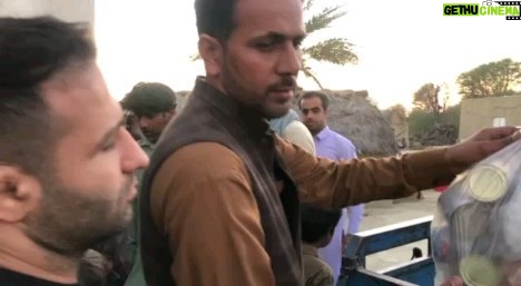 Parviz Parastouei Instagram - .دشتیاری(۴)؛ هموطنان روستانشین و کپرنشین در منطقه دشتیاری ، بدلیل بسته بودن راهها و آبگرفتگی شدید ، چندین روز در محاصره آبها و سرمای غیرطبیعی هوا بودند. کمکهای مردمی شاید نتواند خانه های آسیب دیده و زمینهای کشاورزی دِیمی که لقمه ای سرِ سفره یِ این عزیزان میگذاشت را تامین و ترمیم کند، اما کمکی است تا فرصت جمع و جور کردنِ زندگیشان را بیابند. و از آن مهمتر همدلی فراموش نشدنی و ارزشمندی است میان همه یِ مردمان این سرزمین … از ۱۲ اسفند به مدت یک هفته کمکهای نقدی مردم عزیزمان در شماره حساب زیر ، برای تهیه اقلام حمایتی مورد نیاز هموطنان کپرنشین و روستانشین هزینه خواهد شد. از حمایت نیکوکاران عزیز پیشاپیش سپاسگزاریم. +شماره شبا؛ IR600120020000008768607317🧮 +شماره کارت؛ 💳 6104337811235256 شماره حسابهای ارزی-دلاری؛+ 💵397.160.13916823.1 🧮Ir710570039771613916823101 شماره حساب ارزی-یورویی+ 💶397.160.13916823.2 🧮Ir710570039771613916823102 @palivar1 @mehr_va_mah1172 @emamaliinstitute