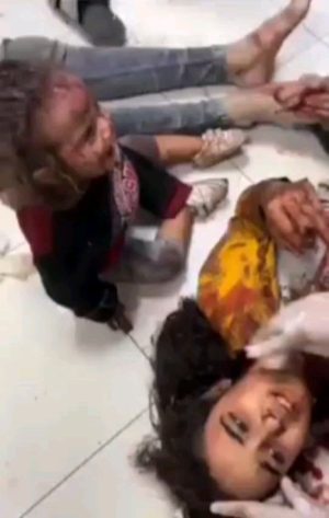 Parviz Parastouei Instagram - .
نه به جنگ...
مرگ بر جنگ طلبان...
مرگ بر حامیان جنگ...
گناه این کودکان چیست که باید غرقابه خون‌ شوند ؟
شرمتان باد که قلب های این فرشتگان را به درد می آورید!
کاش بویی از انسانیت برده بودید و سرب داغ بر سر این کودکان نمی ریختید!
کاش درد و ناله این کودکان به جانتان می ریخت و می فهمیدید که این کودکان نوازش می خواهند نه زجه! 
رفاه می خواهند!
آرامش می‌خواهند !
حق نفس کشیدن دارند !
ما هشت سال جنگ را تجربه کردیم و نتیجه اش را هم دیدیم !
کاش دولت ها بجای کمک های نظامی صلح را برقرار کنند!
کاش آدم انسان می شد !