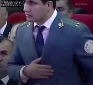 Parviz Parastouei Instagram - .
اگر مسئولین ماهم با افراد خاطي  چنین رفتاری می‌کردند 
اینهمه اختلاس در سرزمینمان رخ نمی‌داد...
اگر  مبلغ یکی از اختلاس ها را خرج مردم فقیر و نیازمند می کردند ،کلی از مشکلات حل می‌شد...
در آستانه سال نو هستیم ،ولی خیلی از سرپرستان خانوار  برای نو کردن سال شرمنده خانواده شان هستند...
عده ای بیکار
عده ای بی خانمان
عده ای حتی  در مضیقه تامین  هزینه درمانشان هستند ...
روزی روزگاری قرار بود که درآمد مسئولین را شفاف سازی کنند ،اما دریغ !
خانم  مرجان شیخ الاسلامی  پولی که از این مملکت برد به اندازه قیمت یک کشتی تایتانیک بود !
خاوری ها... تا کوروش کمپانی که خیلی از خانواده ها را در صف مراجع قانونی قرارداد!
بی تردید همچنان این اختلاس ها و درآمد های نامعلوم ادامه خواهد داشت 
و آب از آب تکان  نخواهد خورد!
مگر اینکه مثل این مسئول قاطعانه با خاطیان برخورد شود