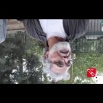 Parviz Parastouei Instagram - . . ((ورق بزنید)) خدارو شکر که آب ها از آسیاب افتاد! آقای بهروز افخمی شاد و خندان ،تا نور را برای فیلمبرداری ازدست نداده ،منزل آقای مهرجویی رو پیدا کردند! آقای افخمی فکر بکری به سر دارد. نه برای از دست دادن وقتل آقای مهرجویی و همسرش،بلکه به این فکر افتاده تا قصه ای جنایی بنویسد به سبک هیچکاک!با لبی خندان! اصلا هم خبر نداشته که پلیس با متهمین برای باز سازی صحنه قتل آمده ! عجبا! دقت کنید آقای افخمی تمام مدت لبخند به لب دارد و شاد چه قصه جنایی بشه این جنایت ! دونفر غرقه به خون ،سلاخی شده و یک نفر به فکر قصه نوشتن جنایی به سبک هیچکاک !با لبی خندان! آقای افخمی همیشه به موقع می رسد و می‌خواهد کاری بسازد کارستان ولی متاسفانه هیچوقت هم موفق نمی‌شود. ۱-مثلا آقای ناصرخان تقوایی سریال میرزا کوچک خان رو می‌ساختند، حتی ۴۵ دقیقه هم از سریال هم ساخته شده بود ! خدا خواست ایشان متوجه شد و زود رسید وبا روابطی که در تلویزیون داشت کار را مال خود کرد و آقای تقوایی را بیکار و مایوس به خانه اش برگرداند. ولی دریغ از موفقیت آقای افخمی از ساخت میرزا کوچک خان! ۲-آقای علی حاتمی فقید که در حال ساخت فیلم تختی بود و عمرش کفاف نداد ،باز به سرعت آقای افخمی رسید و خواست این اثر به بایگانی تاریخ نرود و ساخت تختی را به عهده گرفت که ای کاش بموقع نمی رسید! ۳- وقتی آقای خمینی فوت شدند باز ایشان به موقع رسید و ساخت فیلمی به نام فرزند صبح را شروع کرد که ادای دِینی کرده باشد و چند سال با هزینه هنگفت این کار ادامه داشت که نتیجه اش این شد که در جشنواره ایشان را هو کردند ! وحالا باز سرو کله اش شاد و خندان پیدا شده که قصه جنایی بنویسد تازه خیلی هم در جریان ماجرا نیست همه اخبار را خانمش به او داده! آقای افخمی لطفا به سبک هیچکاک قصه ننویس وتن هیچکاک را در قبر نلرزانید...