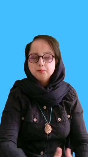 Parviz Parastouei Instagram - .
به دوستم گفتم:
چرا دیگه خروستون نمی خونه؟
گفت:
همسایه هارو شاکی کرده بوده که چرا صبح ها مارو از خواب ناز بیدار می کنه!
ماهم زدیم سرش و بریدیم
اونجا بود که فهمیدم 
هرکسی که بخواد مردم و بیدارکنه سرش رو می بُرَن
تو دنیایی که همه از مرغ تعریف می کنند
هیچ اسمی از خروس برده نمیشه
چون همه به فکر سیرشدنند 
نه بیدارشدن...
@fatima_manshadi