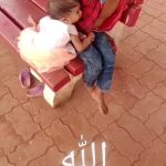 Parviz Parastouei Instagram – .
خدایا کجایی؟
بله میدانم ، این کودکان ایرانی نیستند…
اما کافی است به گوشه گوشه شهرمان تهران سری بزنیم
از جنوب تهران گرفته تا غرب و شرق که مناطق محروم نامیده می‌شود! 
هموطنان عزیزم
 بد نیست در ایام تعطیلِ اعیاد و عزا،  که ساعت ها در ترافیک  طویل جاده های شمال و … میمانیم  هرازگاهی سری هم  به مناطق محروم کشورمان بزنیم …
از سیستان و بلوچستان گرفته تا چابهار و هیرمند و هامون 
بیرجند و زابل و خراسان رضوی و گیلان و مازندران وآذربایجان و سردشت و …
خلاصه کم نیستند کودکان و نوجوانان و زنان و مردانی که حتی بدون شناسنامه ، حتی به نان شب محتاجند …
در عوض عده ای از خدا بیخبران مسئول ، بر سر سفره های حرام نشسته اند و حق ملت را می بلعند و باد گلو میزنند و خدارا شکر می کنند و نماز به وقت بجا می آورند…
رُک بگویم که روزی بانوی محجبه ای دیدم که نانوایی سنگکی ،نان دردست بیرون آمد و ایستاد نگاهی به نان کرد و محکم نان ها را بزمین زد و با دوپا تکه تکه شان کرد! وقتی به او نزدیک شدم و علت این کار را پرسیدم با فریادی
که محیط را تحت تاثیر خود قرارداد گفت :
من یک زن بی سرپرستم و امروز برای تهیه این نان برای کودکانم خودفروشی کرده ام و الان عذاب دارم که چگونه این نان را به خانه ام ببرم؟
خدایا کجایی؟
 اینجا کسی پاسخگو نیست و حتی شماراهم فراموش کرده اند …