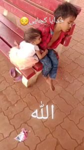 Parviz Parastouei Instagram - . خدایا کجایی؟ بله میدانم ، این کودکان ایرانی نیستند... اما کافی است به گوشه گوشه شهرمان تهران سری بزنیم از جنوب تهران گرفته تا غرب و شرق که مناطق محروم نامیده می‌شود! هموطنان عزیزم بد نیست در ایام تعطیلِ اعیاد و عزا، که ساعت ها در ترافیک طویل جاده های شمال و ... میمانیم هرازگاهی سری هم به مناطق محروم کشورمان بزنیم ... از سیستان و بلوچستان گرفته تا چابهار و هیرمند و هامون بیرجند و زابل و خراسان رضوی و گیلان و مازندران وآذربایجان و سردشت و ... خلاصه کم نیستند کودکان و نوجوانان و زنان و مردانی که حتی بدون شناسنامه ، حتی به نان شب محتاجند ... در عوض عده ای از خدا بیخبران مسئول ، بر سر سفره های حرام نشسته اند و حق ملت را می بلعند و باد گلو میزنند و خدارا شکر می کنند و نماز به وقت بجا می آورند... رُک بگویم که روزی بانوی محجبه ای دیدم که نانوایی سنگکی ،نان دردست بیرون آمد و ایستاد نگاهی به نان کرد و محکم نان ها را بزمین زد و با دوپا تکه تکه شان کرد! وقتی به او نزدیک شدم و علت این کار را پرسیدم با فریادی که محیط را تحت تاثیر خود قرارداد گفت : من یک زن بی سرپرستم و امروز برای تهیه این نان برای کودکانم خودفروشی کرده ام و الان عذاب دارم که چگونه این نان را به خانه ام ببرم؟ خدایا کجایی؟ اینجا کسی پاسخگو نیست و حتی شماراهم فراموش کرده اند ...
