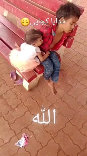 Parviz Parastouei Instagram - .
خدایا کجایی؟
بله میدانم ، این کودکان ایرانی نیستند...
اما کافی است به گوشه گوشه شهرمان تهران سری بزنیم
از جنوب تهران گرفته تا غرب و شرق که مناطق محروم نامیده می‌شود! 
هموطنان عزیزم
 بد نیست در ایام تعطیلِ اعیاد و عزا،  که ساعت ها در ترافیک  طویل جاده های شمال و ... میمانیم  هرازگاهی سری هم  به مناطق محروم کشورمان بزنیم ...
از سیستان و بلوچستان گرفته تا چابهار و هیرمند و هامون 
بیرجند و زابل و خراسان رضوی و گیلان و مازندران وآذربایجان و سردشت و ...
خلاصه کم نیستند کودکان و نوجوانان و زنان و مردانی که حتی بدون شناسنامه ، حتی به نان شب محتاجند ...
در عوض عده ای از خدا بیخبران مسئول ، بر سر سفره های حرام نشسته اند و حق ملت را می بلعند و باد گلو میزنند و خدارا شکر می کنند و نماز به وقت بجا می آورند...
رُک بگویم که روزی بانوی محجبه ای دیدم که نانوایی سنگکی ،نان دردست بیرون آمد و ایستاد نگاهی به نان کرد و محکم نان ها را بزمین زد و با دوپا تکه تکه شان کرد! وقتی به او نزدیک شدم و علت این کار را پرسیدم با فریادی
که محیط را تحت تاثیر خود قرارداد گفت :
من یک زن بی سرپرستم و امروز برای تهیه این نان برای کودکانم خودفروشی کرده ام و الان عذاب دارم که چگونه این نان را به خانه ام ببرم؟
خدایا کجایی؟
 اینجا کسی پاسخگو نیست و حتی شماراهم فراموش کرده اند ...