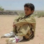 Parviz Parastouei Instagram - . شهر،شهر فرنگه از همه رنگه این کودک و بادقت نگاه کنید! اتباع نيست ! پاکستانی نيست ! چپ نيست! راست نيست ! این کودک از سرزمین سیستان و بلوچستان است! با این فرق که هویت ندارد ! هویت برای این کودک یعنی شناسنامه چون شناسنامه ندارد! شغل ندارد! پول ندارد! نان ندارد! خانه ندارد ! بادهای ۱۲۰ روزه حتی کپر هایشان را محو می کند! این کودک کفش ندارد! زیر اندازش شن های داغ زمین تفته و پاپوشش روزنامه های بی خاصیت پراز وعده و عید... آیا این رواست ؟ نگاهش پراز درد و رنج است‌! نگاهش حاکی از فقر مطلق است ! آنهم در سرزمین پراز ثروت پنهان آیا سهم این کودک حتی یک جفت کفش نمی‌شود؟ غیرتی که از صورت این کودک هویداست،اگر فقط شناسنامه داشته باشد براحتی گلیم خودرا از آب بیرون خواهد کشید. وقتی از یک روزنامه برای خود کفش درست می‌کند . فقط هویتش را به او برگردانید...