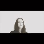 Parviz Parastouei Instagram - من پشت میز خستگی ام خمیازه ای می کشم تاریخ جلو زده از من من در جغرافیای دیروز سیزده را در می‌ کنم هنوز تاریخ‌‌‌ اما بی‌حضور من امروز است تاریخ جاگذاشته مرا پشت این همه نیرنگ و رنگ تاریخ جاگذاشته مرا پشت همه ی رنگ های فیروزه ای و سبز امروز میز خستگی ام خمیازه ای می کشد و باد و باد و باد و باد و باد برگ برگ همچنان مرا در عمق زمان گم می‌کند در سیزده جامانده ام هنوز تاریخ اما بی حضور من امروز است این روز ها همه دیروز است تاریخ جاگذاشته مرا شعری از #عباس_لایق به روایت پرویز پرستویی @parvizparastouei با صدای نیکا افکاری @nikaafkari پیانو: پوریا خادم ویولا یک: مهدی منادی ویولا دو: مهدی منادی @mehdi_monadii اثری به آهنگسازی پوریا خادم @khadem.pouria