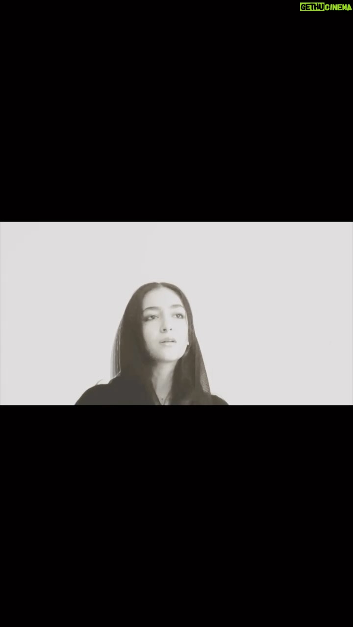 Parviz Parastouei Instagram - من پشت میز خستگی ام خمیازه ای می کشم تاریخ جلو زده از من من در جغرافیای دیروز سیزده را در می کنم هنوز تاریخ اما بیحضور من امروز است تاریخ جاگذاشته مرا پشت این همه نیرنگ و رنگ تاریخ جاگذاشته مرا پشت همه ی رنگ های فیروزه ای و سبز امروز میز خستگی ام خمیازه ای می کشد و باد و باد و باد و باد و باد برگ برگ همچنان مرا در عمق زمان گم میکند در سیزده جامانده ام هنوز تاریخ اما بی حضور من امروز است این روز ها همه دیروز است تاریخ جاگذاشته مرا شعری از #عباس_لایق به روایت پرویز پرستویی @parvizparastouei با صدای نیکا افکاری @nikaafkari پیانو: پوریا خادم ویولا یک: مهدی منادی ویولا دو: مهدی منادی @mehdi_monadii اثری به آهنگسازی پوریا خادم @khadem.pouria