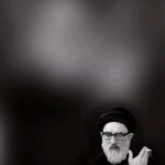 Parviz Parastouei Instagram – .
نمیدونم این فرمایشات ایشون مربوط به کدام مقطع از زمان است و خطابش به کیست
ولی فرمایشاتشان تاریخ مصرف ندارد
و میتواند خطاب به هرطیف وگروهی باشد
خواه مسئولین وقت آنموقع ،حال ،ویاآیندگان
خواه طیف هنرمندان
خواه ورزشکاران
خواه مجلس
خواه هر مسئولی که ابتدا با نام مردم و دم زدن از حمایت مردم برکرسی مورد علاقه خود می نشیند
اصولا آدم هایی که ابتدا به دنبال نام و جاه و مقام هستند
همه جوره برای مردم ، سفره پهن می کنند و در باغ سبز ،برای دیده شدن
و به محض رسیدن به اهداف خود عینک دودی میزنند و سوار برماشین های آنچنانی، که مردم مزاحمشان نشوند
چقدر خوب است که هر مسئولی یادش باشد ، چه عهدی با خدای خود و چه قول قرارهایی با مردم ،با مردمی که حمایتشان کرده ،داشته است.
هیچوقت یادم نمیرود زمانیکه زنده یاد آیت الله طالقانی به تنهایی به کردستان رفت و با سخنانش مردم دوست داشتنی کُرد را به آرامش دعوت کرد.
یادم نمیرود عکسی از ایشان، زمانیکه در مجلس برروی زمین نشسته بودو به عصای خود تکیه داده بود،گرفته شد و زیر آن عکس معروف این جمله نوشته شده بود:
غم این خفته چند
خواب در چشم ترم می شکند…
روحشان شاد
و یادشان همیشه جاودان…
