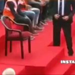 Parviz Parastouei Instagram - . حرکت زیبای نخست وزیر هند!!! چقدر ارزشمنده که یک مقام دولتی بلند پایه خودش رو از مردمی بدونه که با حمایتشان او رو به این جایگاه رسوندن و بی تکبر و صمیمی بدون پُز فروشی در کنارشون بنشینه ...