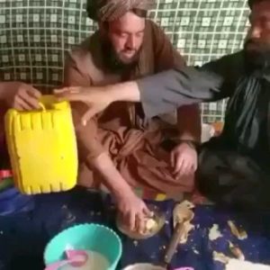 Parviz Parastouei Instagram - .
دبه های زرد طالبان...
عجب ضیافت مشمئز کننده ای!
عجب حرام لقمه هایی!
حیف نان
حیوانات از اینها پاک تر و تمیزترند! 
بخدا که بادیدن این صحنه ها خون هر آدمی بجوش می آید!
حیف خونِ پاکِ جوانان مظلوم وطن  نیست که بدست این کثافت ها که بویی از آدمیت نبرده اند ریخته شود؟!
اونوقت وزیر کشور می فرمایند: 
یک مسئله ای بود که حل شد!
و سردار کوثری می‌فرمایند :
دعوای ایران و طالبان دعوای خانوادگی است که با گفتگو حل میشود و پیرامون این موضوع زیاد مانور ندهید !!!
چرا زود با هر کسی دوست و هم خانواده می شویم؟!
خوب به چه قیمتی حل شد ؟!
آیا هیرمند،مردم سیستان و بلوچستان به آب رسیدند؟
پاسخ خونهای ریخته شده جوانانمان و خانواده هایشان را چه کسی خواهد داد؟
چرا ملت ایران را با این هیولا های آدم نما،هم خانواده می نامید؟!
آیا شما حاضرید با این هیولاها بر سریک سفره بنشینید؟