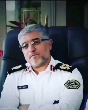 Parviz Parastouei Instagram - .
پلیس راهور :
اگر ما کل ماشینهایی که داریم 
الان دارن تردد می کنند، همه رو بریزیم دور و ماشین خوب و کم مصرف خارجی بیاریم،صدی سه ،صدی چهار((مصرف بنزین در هر کیلو متر))اختلاف پول بنزینی که صرفه جویی میشه،بگن کارکنان دو خودرو ساز بزرگ شما برید تو خونه بنشینید
ما از صرفه جویی پول بنزین حقوق شمارو میدیم، برای کشور خیلی مقرون بصرفه تره...
نماینده خودرو:
پلیس راهور چه شانی داره که به یک سازمان حاکمیتی که زیر نظر مستقیم رئیس جمهوره میزنه...
پلیس راهور:
نباید بزنه؟
نماینده خودرو:
حق نداره بزنه،پلیس راهور باید به وظایف ۱۸ گانه خودش بپردازه،که نمی پردازه
پلیس راهور در جایگاهی قرار نداره که برای یک سازمان حاکمیتی سهم تقصیر بده
اینارو به جامعه تزریق نکنید ،این خیانته...
پلیس راهور:
خیانت اینه که شما سالی ۱۷ هزار آدم می کُشی...
سالی ۱۲ هزار زن سرپرست خانواده به جامعه اضافه می کنی!
سالی ۵ هزار نفرو به علت آلودگی هوا ازبین میبری...
من و متهم به خیانت نکن
اجازه بده من صحبت کنم...
قضاوت با شما ببیننده گان عزیز...