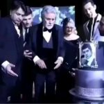 Parviz Parastouei Instagram – .
بیستم اسفند
تولد یکی از بهترین سوپراستارهای دوران سینمای ایران
که در غربت پیر شد
خالق نقش های :
قیصر
طوقی
داش آکل
گوزنها
سوته دلان
رضا موتوری
تنگسیر
خاک
کندو
و……………
دویدنش را در فیلم قیصر
دویدنش را در تنگسیر با پای برهنه بیاد بیاورید
راه رفتنش در گوزن ها
مُردنش در قیصر و رضا موتوری و داش آکل
و هزاران لحظه های ناب در بازی هایش
مستی اش در طوقی
وحالا در غربت روزگار می گذراند
و حالا به راه رفتنش نگاه کنید وقتی نزدیک کیک تولدش می شود
ای روزگار…
یادمان باشد که این بزرگان را چگونه از خاک وطن دور کردیم
یادمان باشد
ناصرخان ملک مطیعی ها و فردین ها و ….. را چگونه خانه نشین کردیم و رفتند
بگذریم
تولدت مبارک بهروز خان سینمای ایران
❤️🎂❤️
@vossoughi_behrouz