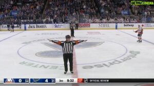 Pat McAfee Instagram - What a call from the ref 😂😂😂

#HockeyIsAwesome

🎥: @nhl