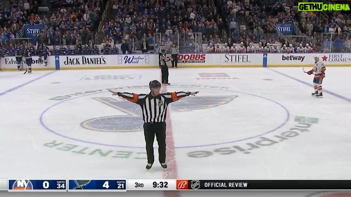 Pat McAfee Instagram - What a call from the ref 😂😂😂 #HockeyIsAwesome 🎥: @nhl