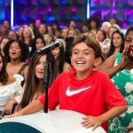 Patrícia Abravanel Instagram - Quando as crianças aparecem de surpresa nos bastidores da gravação e ainda participam do programa kkk 😅 Pedro entrou na fila do auditório e ainda acertou a resposta do 3 Pistas. ❤️❤️❤️ 📸 @gabrielcardosofoto SBT - Sistema Brasileiro De Televisão