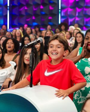 Patrícia Abravanel Instagram - Quando as crianças aparecem de surpresa nos bastidores da gravação e ainda participam do programa kkk 😅 Pedro entrou na fila do auditório e ainda acertou a resposta do 3 Pistas. ❤️❤️❤️

📸 @gabrielcardosofoto