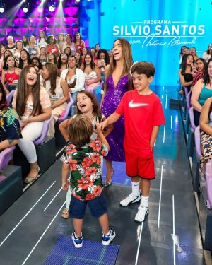 Patrícia Abravanel Instagram - Quando as crianças aparecem de surpresa nos bastidores da gravação e ainda participam do programa kkk 😅 Pedro entrou na fila do auditório e ainda acertou a resposta do 3 Pistas. ❤️❤️❤️

📸 @gabrielcardosofoto