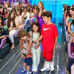 Patrícia Abravanel Instagram - Quando as crianças aparecem de surpresa nos bastidores da gravação e ainda participam do programa kkk 😅 Pedro entrou na fila do auditório e ainda acertou a resposta do 3 Pistas. ❤️❤️❤️ 📸 @gabrielcardosofoto SBT - Sistema Brasileiro De Televisão