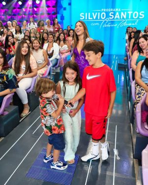 Patrícia Abravanel Instagram - Quando as crianças aparecem de surpresa nos bastidores da gravação e ainda participam do programa kkk 😅 Pedro entrou na fila do auditório e ainda acertou a resposta do 3 Pistas. ❤️❤️❤️

📸 @gabrielcardosofoto