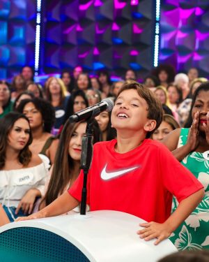 Patrícia Abravanel Instagram - Quando as crianças aparecem de surpresa nos bastidores da gravação e ainda participam do programa kkk 😅 Pedro entrou na fila do auditório e ainda acertou a resposta do 3 Pistas. ❤️❤️❤️

📸 @gabrielcardosofoto