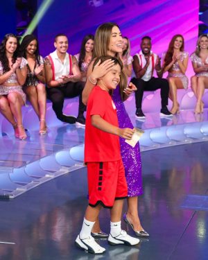Patrícia Abravanel Instagram - Quando as crianças aparecem de surpresa nos bastidores da gravação e ainda participam do programa kkk 😅 Pedro entrou na fila do auditório e ainda acertou a resposta do 3 Pistas. ❤️❤️❤️

📸 @gabrielcardosofoto