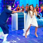 Patrícia Abravanel Instagram - Sorrir é com a gente mesmo, agora cantar... a gente deixa pros convidados brilharem!!! É domingo, e nós estamos no ar! #ProgramaSilvioSantos 📸 @gabrielcardosofoto