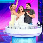 Patrícia Abravanel Instagram - Sorrir é com a gente mesmo, agora cantar... a gente deixa pros convidados brilharem!!! É domingo, e nós estamos no ar! #ProgramaSilvioSantos 📸 @gabrielcardosofoto