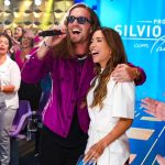 Patrícia Abravanel Instagram - Sorrir é com a gente mesmo, agora cantar... a gente deixa pros convidados brilharem!!! É domingo, e nós estamos no ar! #ProgramaSilvioSantos 📸 @gabrielcardosofoto