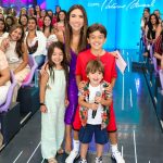 Patrícia Abravanel Instagram - Quando as crianças aparecem de surpresa nos bastidores da gravação e ainda participam do programa kkk 😅 Pedro entrou na fila do auditório e ainda acertou a resposta do 3 Pistas. ❤️❤️❤️ 📸 @gabrielcardosofoto SBT - Sistema Brasileiro De Televisão