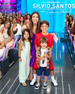 Patrícia Abravanel Instagram - Quando as crianças aparecem de surpresa nos bastidores da gravação e ainda participam do programa kkk 😅 Pedro entrou na fila do auditório e ainda acertou a resposta do 3 Pistas. ❤️❤️❤️

📸 @gabrielcardosofoto