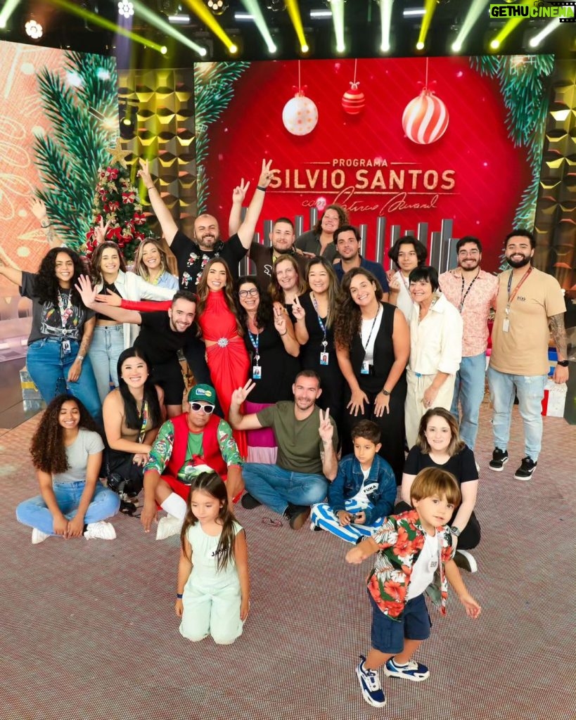 Patrícia Abravanel Instagram - Ho Ho Ho 🎅🎄 Nós estamos no ar com o Especial de Natal do #ProgramaSilvioSantos ❤️ 📸 @gabrielcardosofoto SBT - Sistema Brasileiro De Televisão
