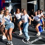 Patrícia Abravanel Instagram - Olha o Festão da Firma! 😎✨️ Todos os colaboradores do Grupo Silvio Santos juntos para brindar, celebrar, dançar, festar... para fechar o ano com muita alegria! Obrigada por esse ano incrível! 2024 é nosso!!! 📸 @gabrielcardosofoto SBT - Sistema Brasileiro De Televisão