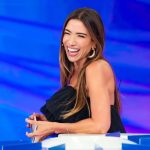 Patrícia Abravanel Instagram - Chega junto!!! Vem pra nossa festa ❤️ Já estamos no ar, no SBT. 📸 @gabrielcardosofoto SBT - Sistema Brasileiro De Televisão