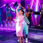 Patrícia Abravanel Instagram - Chega junto!!! Vem pra nossa festa ❤️ Já estamos no ar, no SBT. 📸 @gabrielcardosofoto SBT - Sistema Brasileiro De Televisão