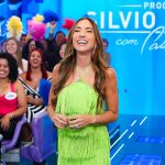 Patrícia Abravanel Instagram – Aeee!!! Já estamos no ar com um programa INÉDITO especialmente pra vocês! 💚💚💚 #ProgramaSilvioSantos 

📸 @gabrielcardosofoto SBT – Sistema Brasileiro De Televisão