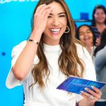 Patrícia Abravanel Instagram - Sorrir é com a gente mesmo, agora cantar... a gente deixa pros convidados brilharem!!! É domingo, e nós estamos no ar! #ProgramaSilvioSantos 📸 @gabrielcardosofoto