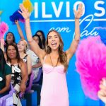 Patrícia Abravanel Instagram - Vamos sorrir e cantar? 🤩 O #ProgramaSilvioSantos está no ar! 📸 @gabrielcardosofoto