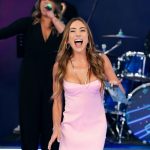 Patrícia Abravanel Instagram - Vamos sorrir e cantar? 🤩 O #ProgramaSilvioSantos está no ar! 📸 @gabrielcardosofoto